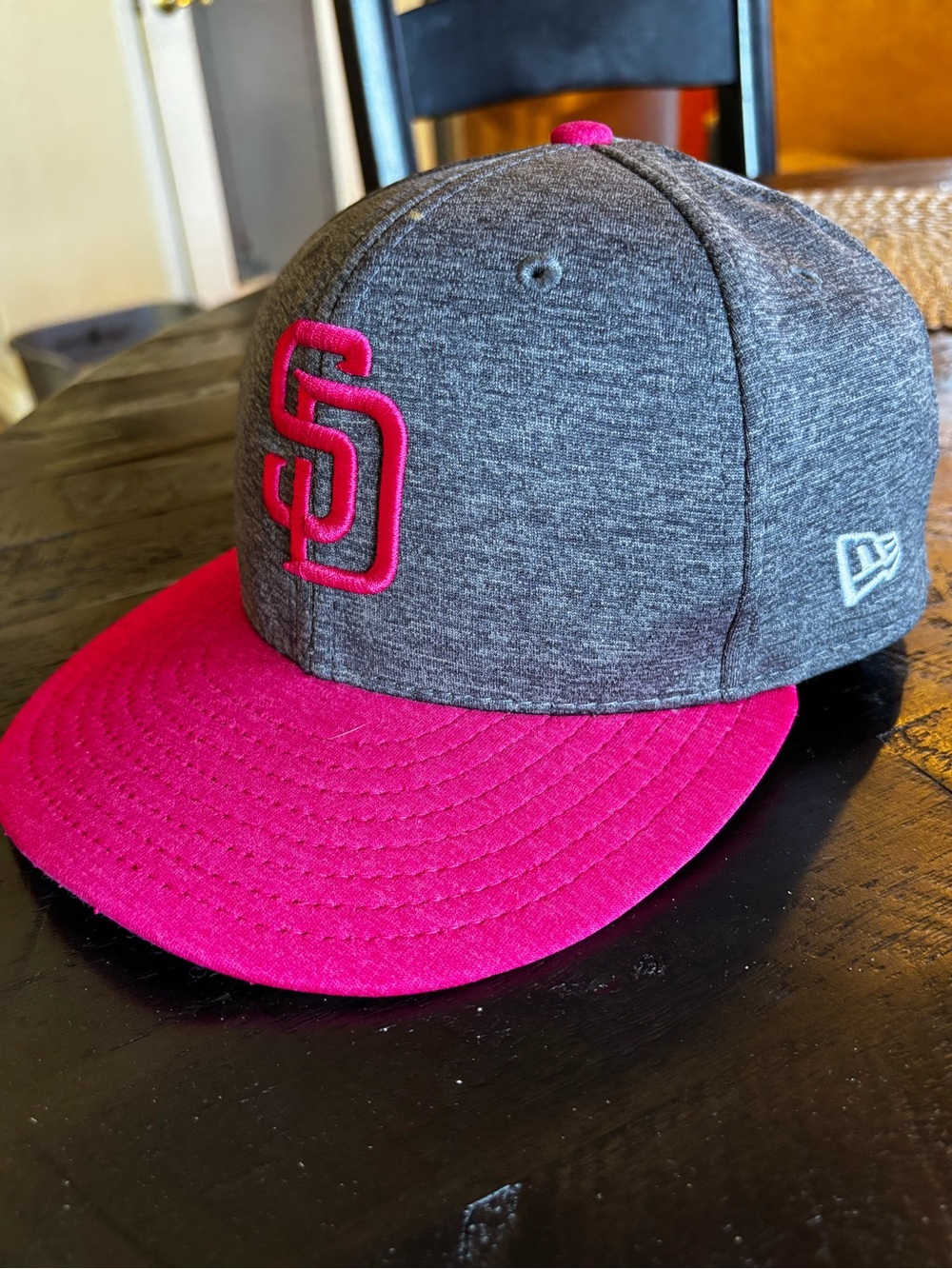 NEW ERA 59FIFTY  SD Padres Fitted Hat  (Size 7 1/8 ) in Heather Grey / Pink